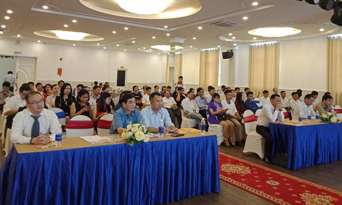 Các đại biểu tham dự Hội nghị “Giải pháp thúc đẩy ứng dụng đổi mới công nghệ cho các HTX”.