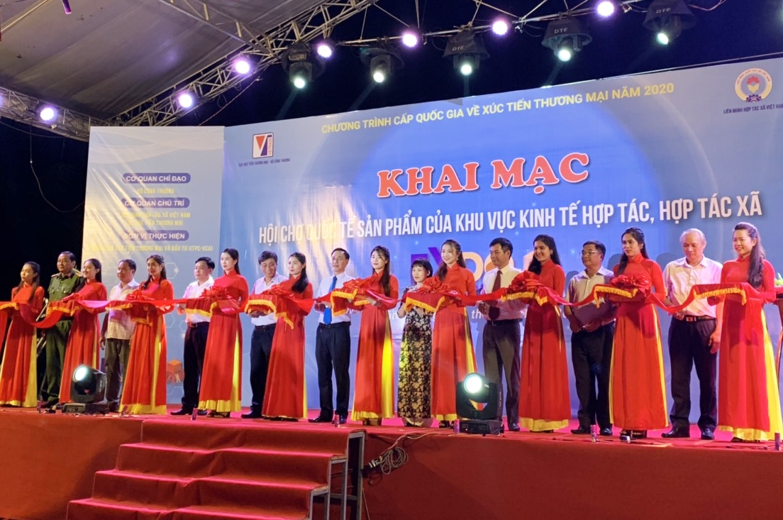 Triển lãm kết nối cung cầu công nghệ là hoạt động nhằm hỗ trợ khu vực kinh tế tập thể, HTX tiếp cận và đẩy mạnh xúc tiến thương mại trên các công cụ TMĐT. Trong ảnh: Khai mạc Hội chợ quốc tế sản phẩm của khu vực kinh tế hợp tác, hợp tác xã ngày 17/10/2020 tại Cần Thơ.