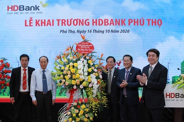 Lãnh đạo NHNN tỉnh Phú Thọ chúc mừng khai trương HDBank Phú Thọ.
