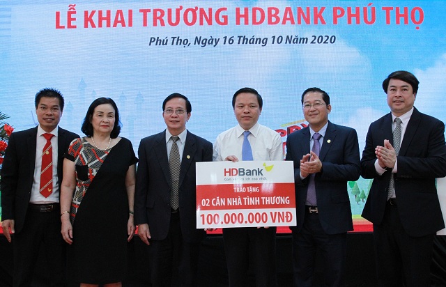 Ban Lãnh đạo HDBank trao tặng 2 căn nhà tình thương cho người dân địa phương.