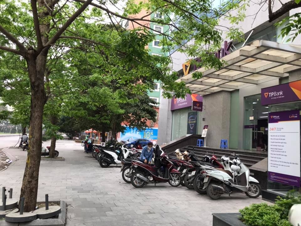 Chủ đầu tư và nhà đầu tư thứ cấp vẫn tăng giá các cửa hàng tại khối đế chung cư.