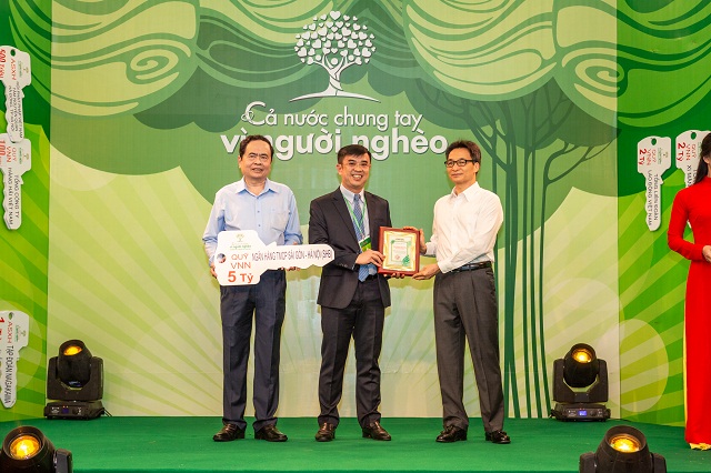 Tổng Giám đốc Nguyễn Văn Lê đại diện SHB trao tặng