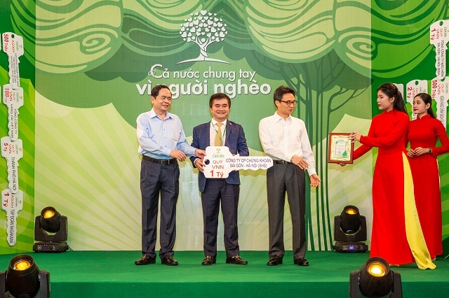 Đại diện Công ty chứng khoán SHS - Tổng Giám đốc Vũ Đức Tiến trao tặng ủng hộ Quỹ Vì người nghèo.