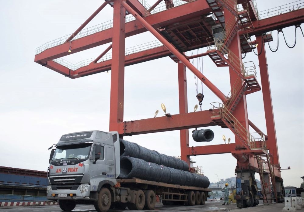 Trong 9 tháng đầu năm, cả nước xuất khẩu được gần 7 triệu tấn sắt thép, tăng hơn 44% so với cùng kỳ năm trước (Ảnh: Int)