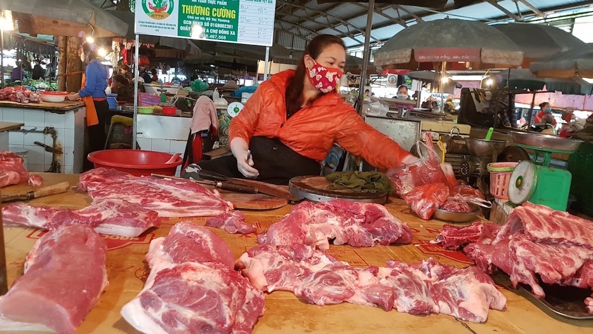 Giá thịt lợn vẫn neo ở mức cao dù giá lợn hơi đã giảm mạnh.