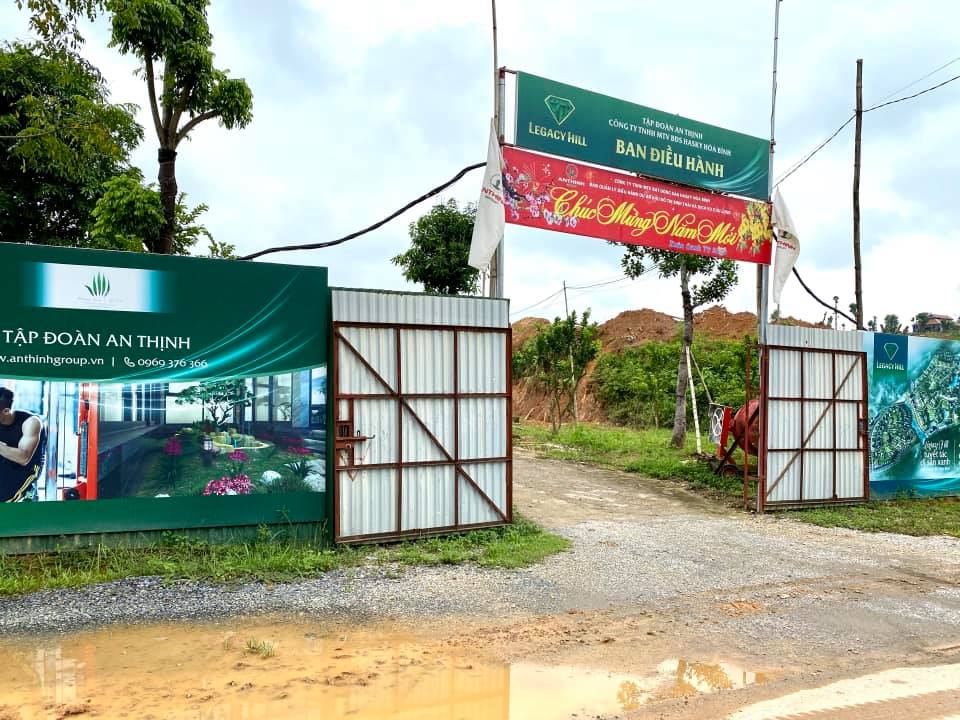 Phía bên ngoài dự án đường xá còn đọng nhiều vũng nước