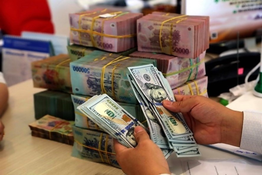 Các chuyên gia dự báo luật kích thích kinh tế mới có thể được thông qua trước ngày bầu cử khiến đồng bạc xanh giảm giá. (Ảnh: Int)