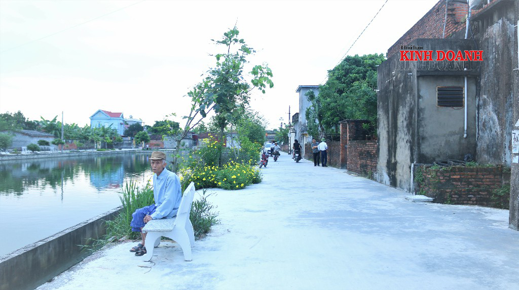 Xung quanh ao dài được đặt ghế đá cho người dân nghỉ ngơi, hóng mát.