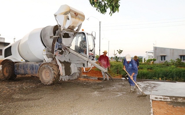 Xây dựng cơ sở hạ tầng tạo thuận lợi cho người dân đi lại và phát triển kinh tế.