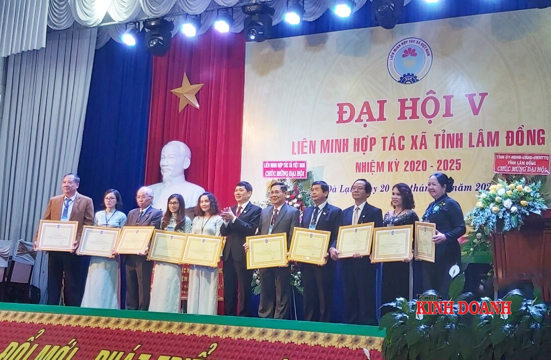 Phó Chủ tịch Lê Văn Nghị trao bằng khen cho các cá nhân, tập thể đạt thành tích tại Đại hội Liên minh HTX tỉnh Lâm Đồng khóa V, nhiệm kỳ 2020-2025