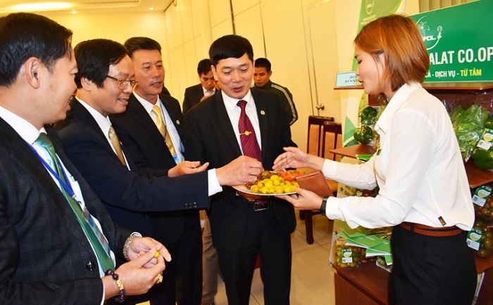 Phó Chủ tịch Liên minh HTX Việt Nam (Thứ hai từ phải sang) tham quan gian hàng nông sản tại Đại hội V Liên minh HTX tỉnh Lâm Đồng, nhiệm kỳ 2020-2025.