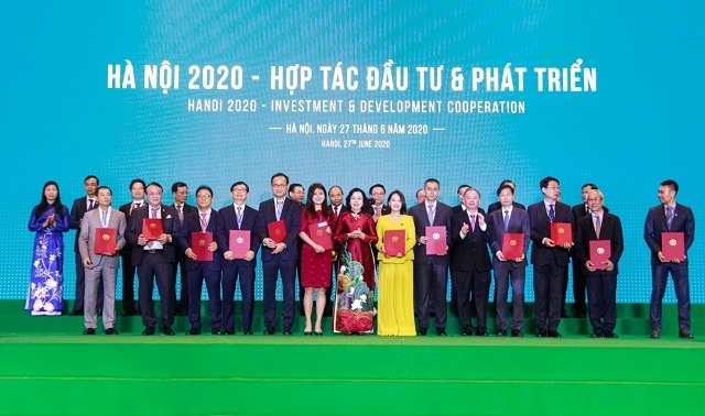 Chủ tịch Tập đoàn Tân Hoàng Minh (thứ 2 từ trái sang) đón nhận chứng nhận đầu tư dự án Thành phố vệ tinh thông minh Xuân Mai Smart City có quy mô 3.072 ha tại Hội nghị “Hà Nội 2020 – Hợp tác Đầu tư và Phát triển”.