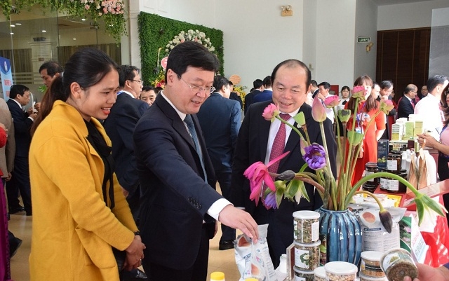 Chủ tịch Nguyễn Ngọc Bảo thăm gian hàng nông sản trưng bày tại Đại hội VI Liên minh HTX tỉnh Nghệ An, tổ chức ngày 22/10.