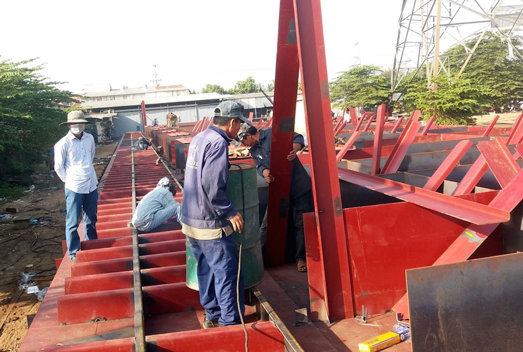 Với địa hình được bao bọc bởi sông rạch, nên trên địa bàn xã Phú Xuân đã phát triển các hình thức HTX chuyên về đóng mới và sữa chữa sà lan.