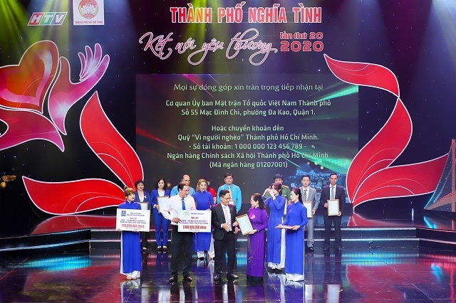 Đại diện Tập đoàn Novaland nhận kỷ niệm chương cho những đóng góp tích cực chung tay giúp đỡ người nghèo