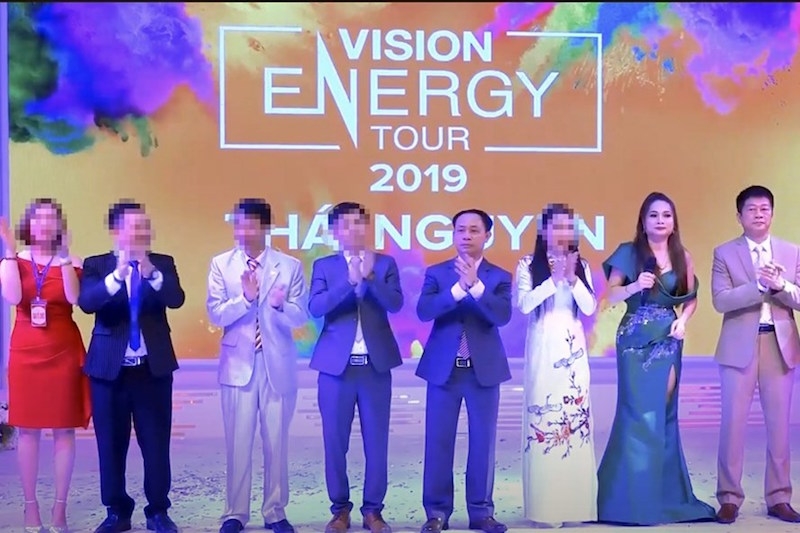 Vợ chồng bà Tuyền (bìa phải) và ông Đài (giữa) trong sự kiện Vision Enegry Tour tại Thái Nguyên năm 2019 (Ảnh: Sessia.com)