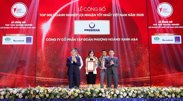 Đại diện lãnh đạo tập đoàn Phenikaa nhận giải thưởng Top 500 Doanh nghiệp lợi nhuận tốt nhất Việt Nam năm 2020.