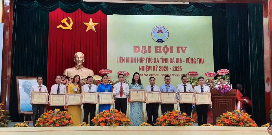 Phó Chủ tịch Liên minh HTX Việt Nam Nguyễn Mạnh Cường tặng bằng khen cho những tập thể, cá nhân có thành tích xuất sắc.