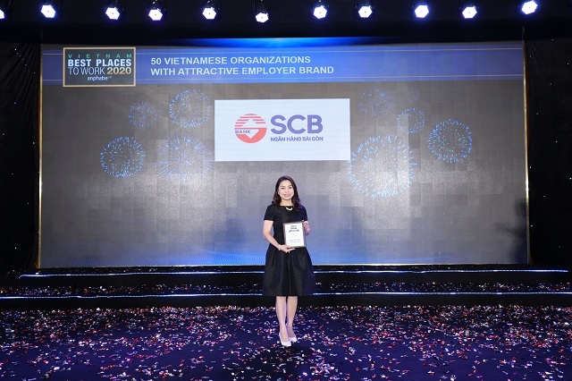 Đại diện SCB nhận giải tại buổi lễ vinh danh 50 Doanh nghiệp Việt có thương hiệu Nhà tuyển dụng hấp dẫn do Anphabe tổ chức