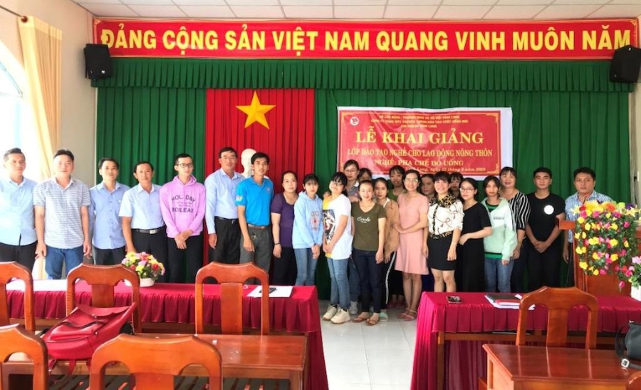 Các lao động nông thôn ở xã Bình Hòa Phước tham gia lớp học nghề pha chế đồ uống.