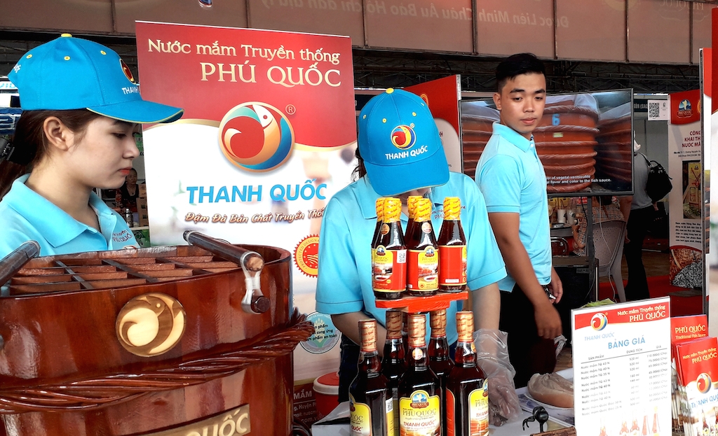 Nước mắm truyền thống của Việt Nam đủ sức qua mặt nước mắm Thái Lan trên sàn TMĐT xuyên biên giới.