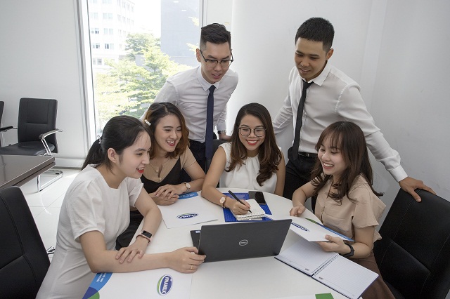 Vinamilk thu hút đội ngũ nhân sự trẻ nhờ môi trường làm việc tốt và thông qua các chương trình như Quản trị viên tập sự.