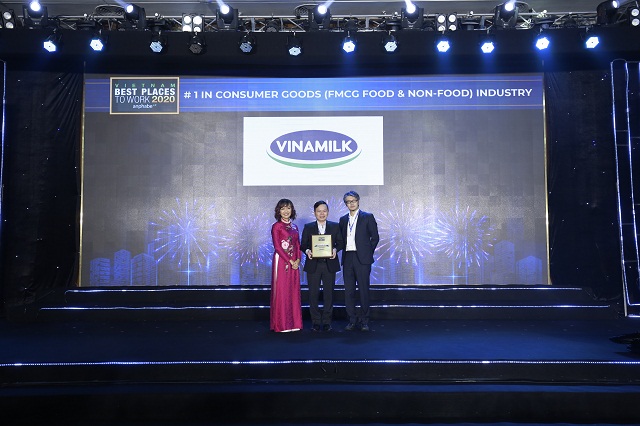 Vinamilk còn dẫn đầu 2 bảng xếp hạng khác là “Top 50 Doanh nghiệp Việt có thương hiệu nhà tuyển dụng hấp dẫn” và “Nơi làm việc tốt nhất trong ngành hàng tiêu dùng nhanh”.