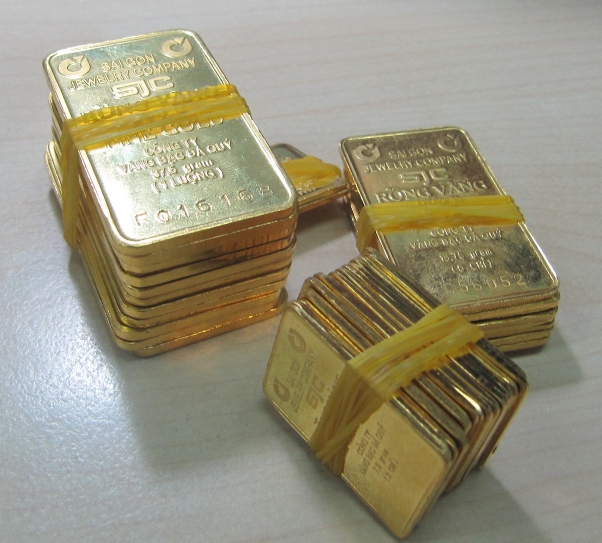 Chênh lệch giá mua - bán của vàng trong nước thu hẹp xuống mức rất thấp, chỉ 200.000 đồng/lượng.