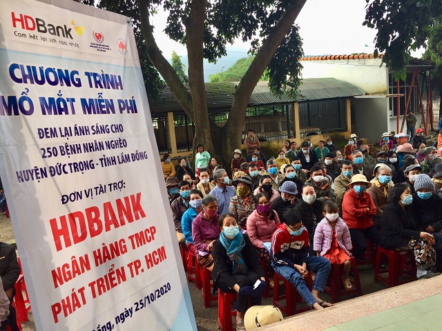 HDBank tiếp tục hành trình đem lại ánh sáng cho người nghèo bị đục thủy tinh thể cho gần 300 bệnh nhân tỉnh Lâm Đồng.