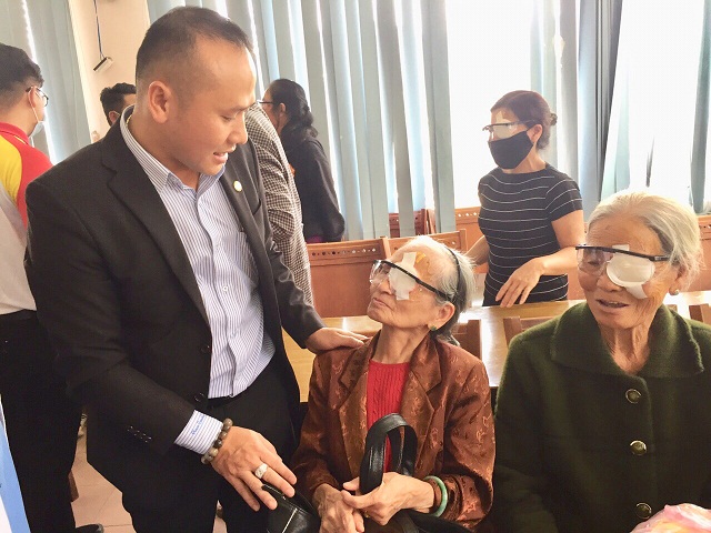 Cán bộ nhân viên HDBank thăm hỏi tặng quà bệnh nhân nghèo.