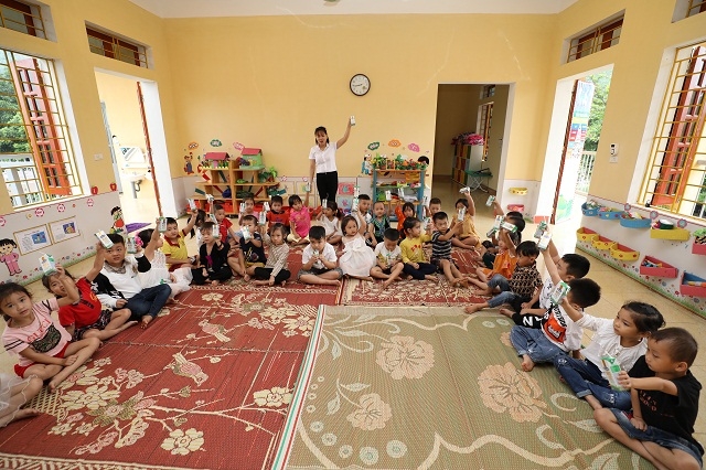 Giờ uống sữa thú vị mỗi ngày từ Vinamilk và chương trình Quỹ sữa Vươn cao Việt Nam của trẻ em Yên Bái.