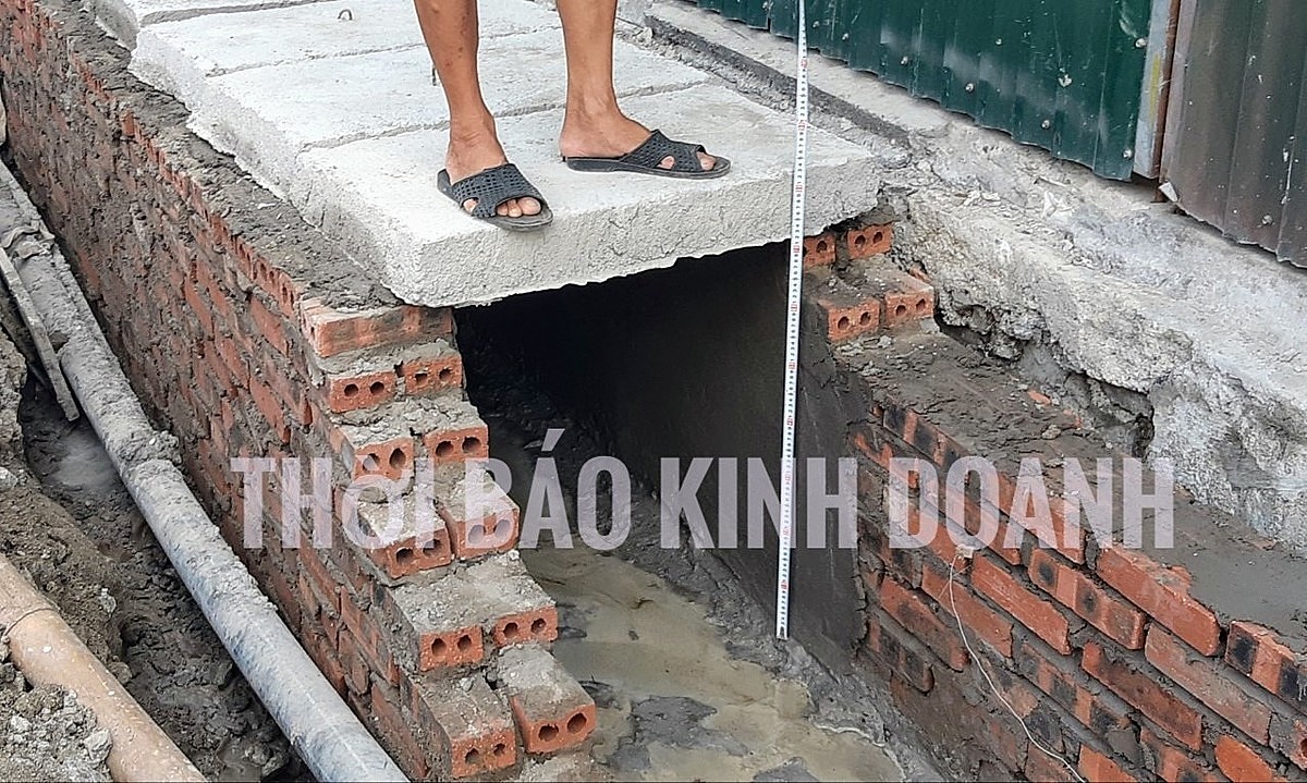 Toàn bộ mương được xây bằng gạch chỉ rỗng, chiều cao mương chỉ đạt 70 cm.