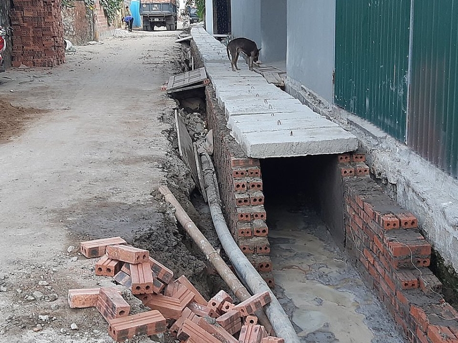 Nhà thầu không đổ bê tông cổ rãnh.