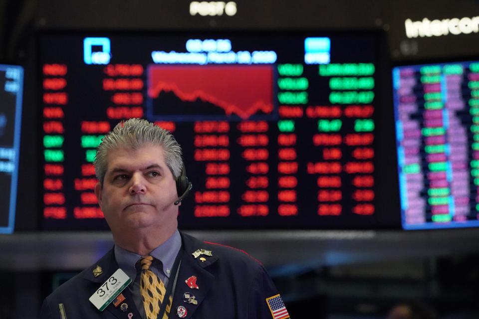 Nhà giao dịch trên sàn chứng khoán New York (Ảnh: AFP)