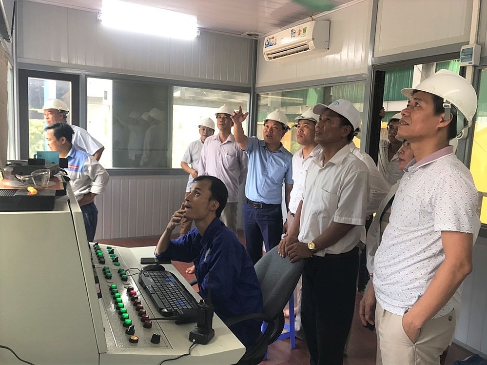 Ông Phạm Thiện Lộc, Giám đốc HTX Thành Công (áo xanh) điều hành nhà máy xử lý rác cùng nhân viên.