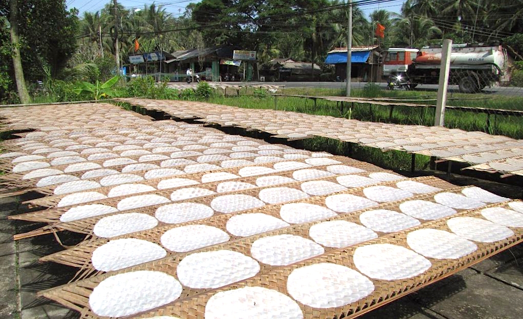 Nhờ có Tổ hợp tác, làng bánh tráng Phú An càng tạo được tiếng vang.