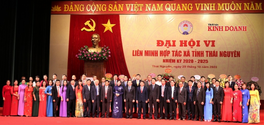 Bà Nguyễn Thanh Hải, Bí thư Tỉnh ủy Thái Nguyên cùng Chủ tịch Liên minh HTX Việt Nam Nguyễn Ngọc Bảo chụp ảnh cùng