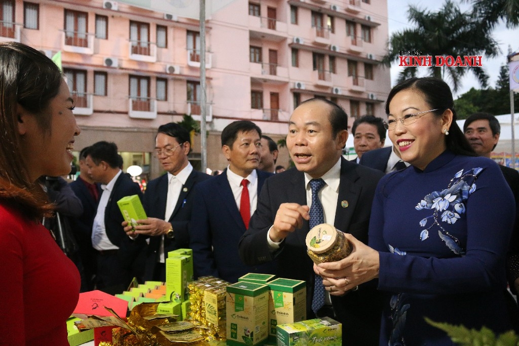 Bà Nguyễn Thanh Hải, Bí thư Tỉnh ủy Thái Nguyên cùng Chủ tịch Nguyễn Ngọc Bảo thăm gian hàng nông sản.