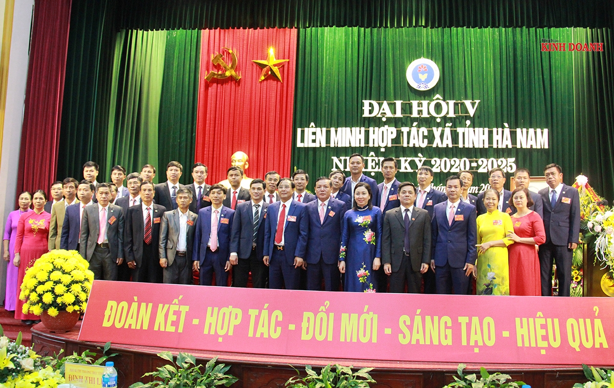 Lãnh đạo Liên minh HTX Việt Nam, Lãnh đạo tỉnh Hà Nam chụp ảnh với Ban Chấp hành Liên minh HTX tỉnh Hà Nam nhiệm kỳ 2020-2025.