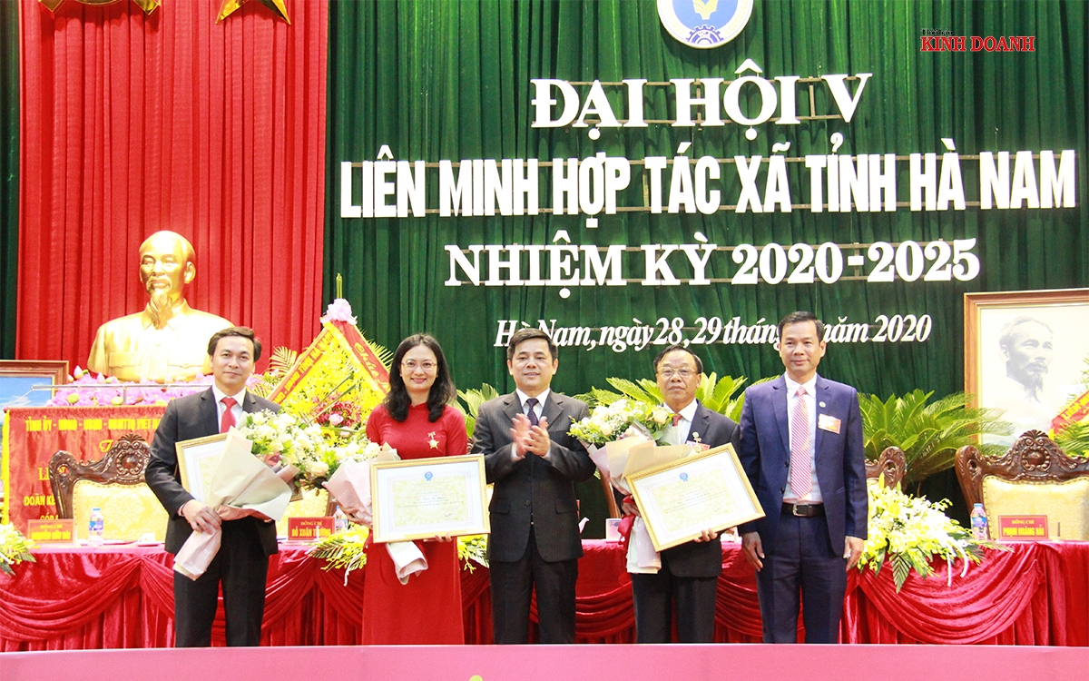 Phó Chủ tịch Liên minh HTX Việt Nam Nguyễn Văn Thịnh tặng Bằng khen của Liên minh HTX Việt Nam cho những lãnh đạo có đóng góp tích cực cho phát triển KTTT, HTX tỉnh Hà Nam.