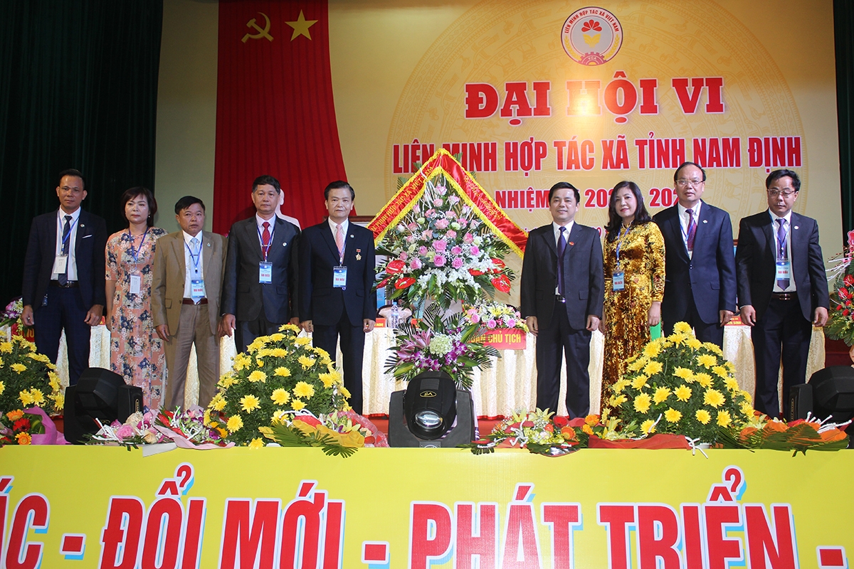Phó Chủ tịch Liên minh HTX Việt Nam Nguyễn Văn Thịnh tặng hoa chúc mừng Đại hội Liên minh HTX tỉnh Nam Định nhiệm kỳ 2020-2025.