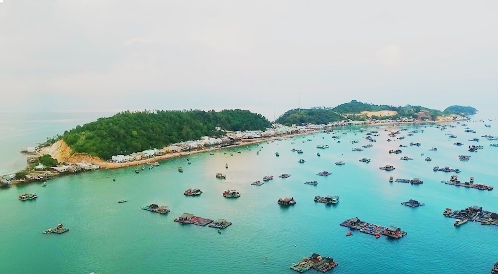 Làng nghề nuôi cá lồng bè ở quần đảo Nam Du, huyện Kiên Hải.