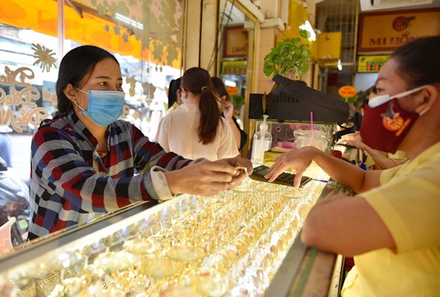 So với giá vàng thế giới quy đổi, giá vàng trong nước đang cao gần 4 triệu đồng/lượng. (Ảnh: Int)