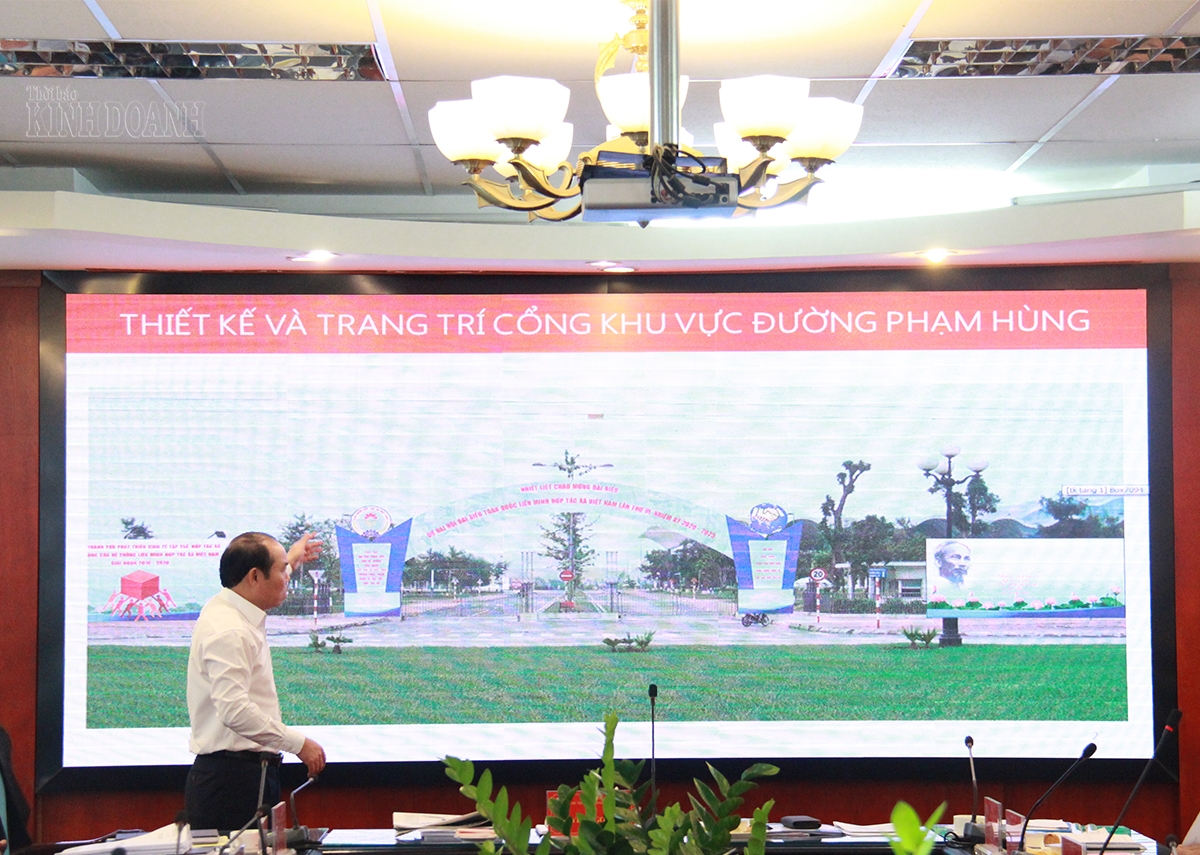 Chủ tịch Liên minh HTX Việt Nam Nguyễn Ngọc Bảo kiểm tra công tác chuẩn bị Đại hội. Trong ảnh: mô hình cổng chào dự kiến Đại hội VI Liên minh HTX Việt Nam.