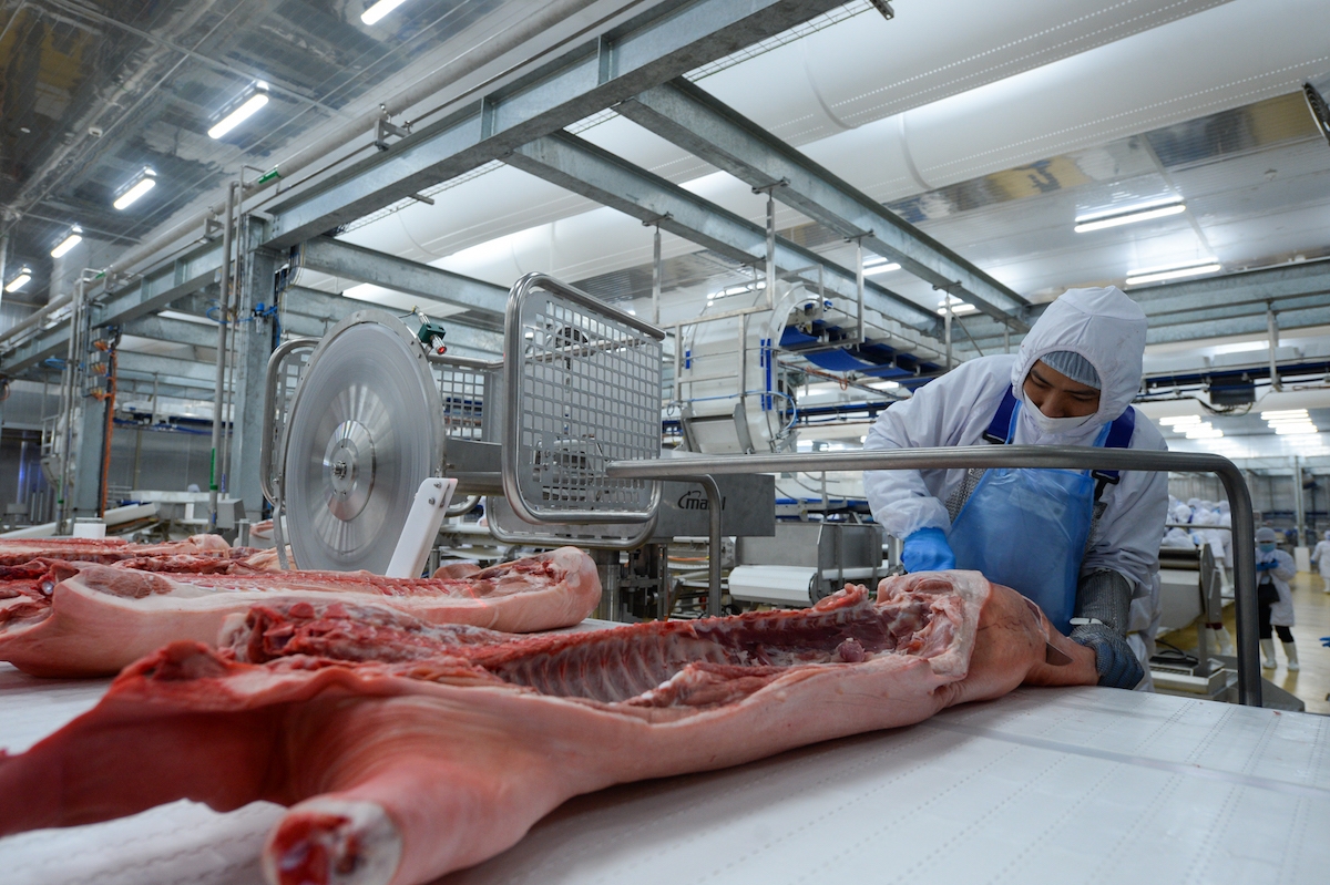 Dây chuyền chế biến thịt tại tổ hợp MEATDeli Sài Gòn.
