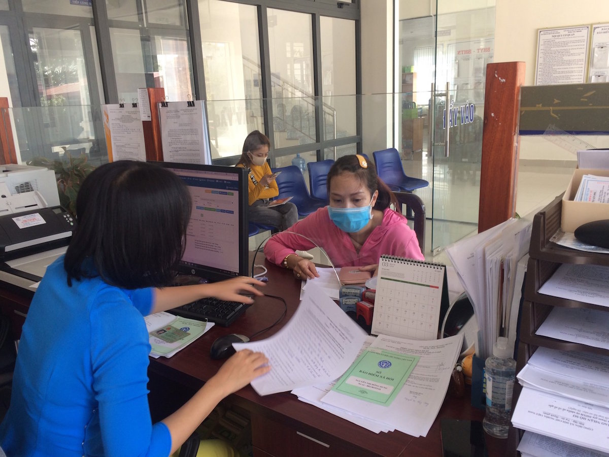 Người lao động nên cân nhắc kỹ trước khi quyết định nhận BHXH một lần.