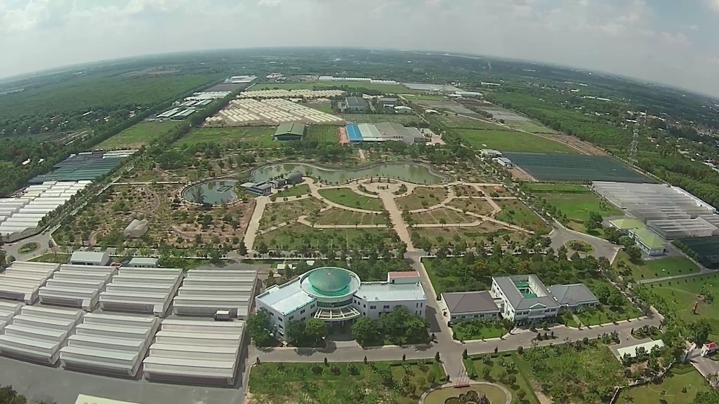 Từ vùng đất cằn cỗi, xã Phạm Văn Cội “thay da đổi thịt” với nông nghiệp công nghệ cao.