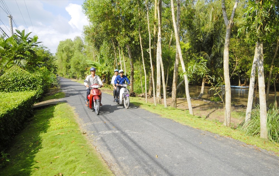 Nông thôn mới huyện Tháp Mười khởi sắc với cơ sở hạ tầng, giao thông ngày càng hoàn thiện.