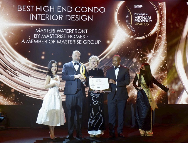 Đại diện Masterise Homes nhận giải thưởng tại Lễ trao giải PropertyGuru Vietnam Property Awards 2020