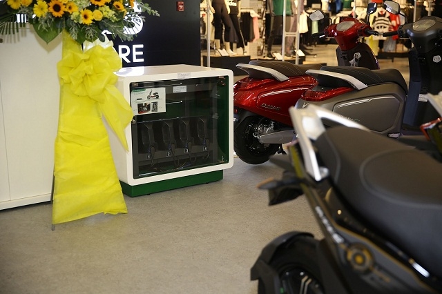 Điểm đặc biệt của hệ thống showroom xe máy điện là được trang bị các tủ sạc cho phép sạc cùng lúc 4 cục pin, giúp khách hàng có thể đổi pin nhanh chóng, thuận tiện.